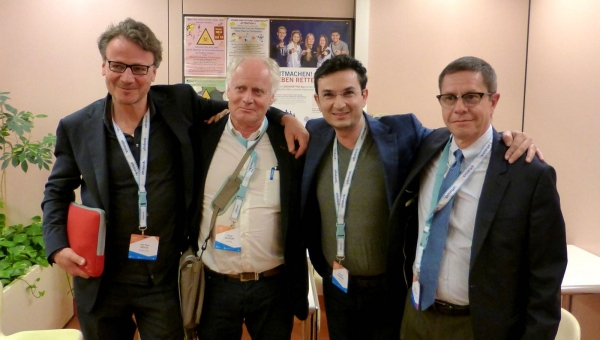 De osseointegratieprothesepioniers van L naar R: dr. Frölke (NL), dr. Aschoff (D), dr. Al Muderis (Au), dr. Branemark (S)